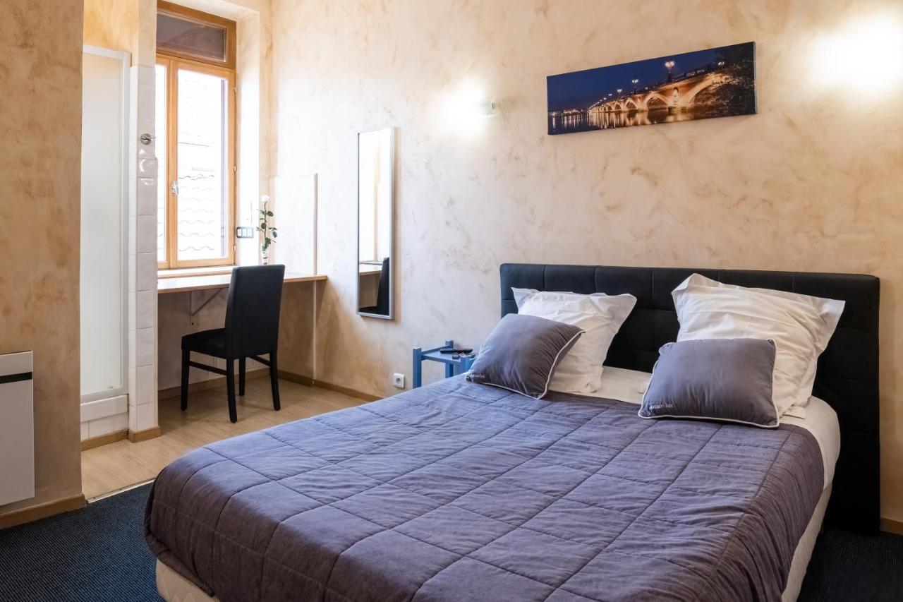 Hotel De La Gare Latresne Buitenkant foto